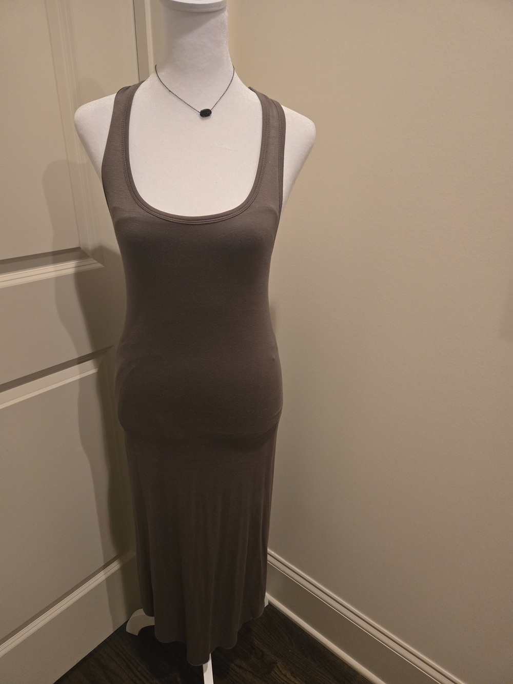 Sleeveless Scoop Neck Maxi Dress in Taupe/ Army Green